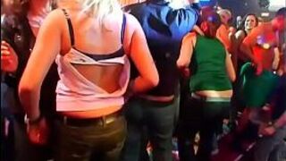 Огромный член трахает крошечную щель - порно видео