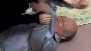 Старик шантажирует и трахает японскую милфу - порно видео