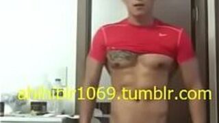 Корейский мальчик поворачивает руку - порно видео