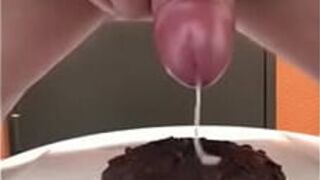 ест сперму на еду - порно видео