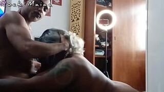 Она отказывается кормить грудью одаренных, жаждущих кормления грудью. - порно видео