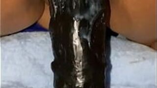 Пусть жена поиграет африканским членом. - порно видео