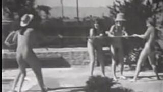 Шаловливые грудастые девчонки не горят желанием возиться обнаженными у бассейна в один жаркий день - порно видео