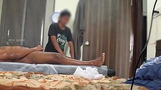 девушка из спа-салона удивилась, увидев маленький черный член - порно видео