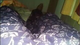 Соло-индийская девушка трахает пальцами, когда никого нет дома - порно видео