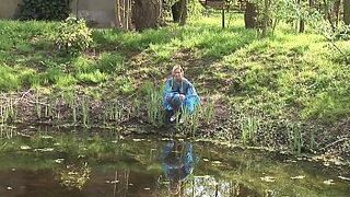 Беги по полям, чтобы получить двух петухов - порно видео