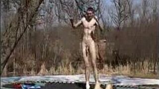 Секс на батуте на заднем дворе - секс видео - порно видео