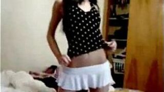 Молодая студентка в любительском видео делает удивительное раздевание - порно видео