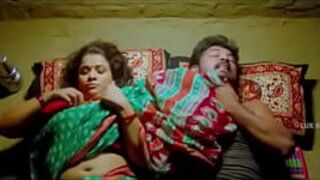 Горячая тамильская тетушка соблазняет роман с молодым парнем - порно видео