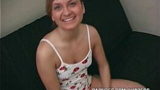 Обожающая кляп тинка глубоко заглатывает на диване - порно видео