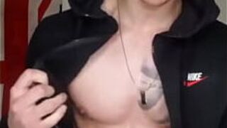 красавчик показывает большой член - порно видео