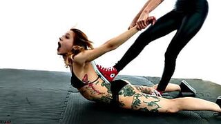 Лесбиянки борются с ножницами в туфлях, целуют ступни, унижение - порно видео