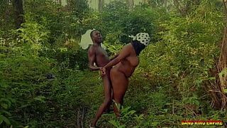 Сладкий секс на свежем воздухе с горячей студенткой в кустах - порно видео