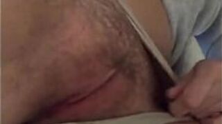 Молодая женщина играет со своей волосатой киской - порно видео