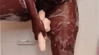 Танцы с мылом с двойным дилдо - порно видео