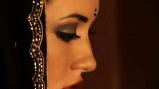 Чистая брюнетка красотка соблазнение - порно видео