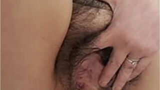 Зрелая милфа показывает свою толстую волосатую киску во время мочеиспускания - порно видео