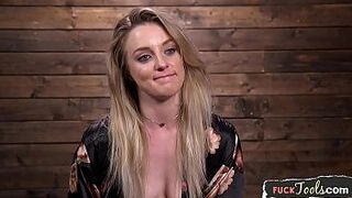 Сдержанная красотка трахается с секс машиной - порно видео