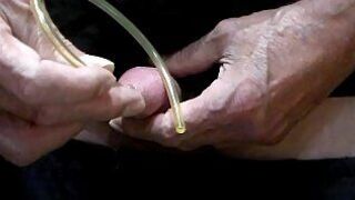 легкое введение мочевого катетера и массивная эякуляция - порно видео