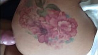 Трахаю татуированную невестку-рабуду, жестко трахающую зрелую негритянку - порно видео